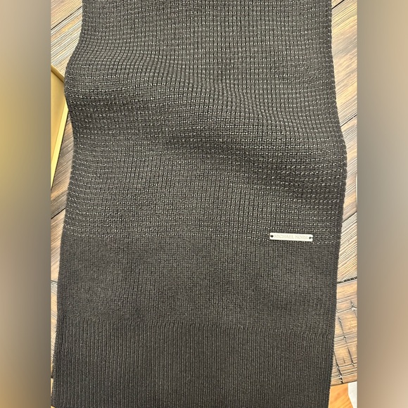 NWT Michael Kors Scarf – Warmth with a Touch of Luxe - Picture 6 of 6